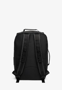 Zwarte rugzak met een gekleurde textuur, opvallende logo hengsels, een gevoerde achterkant en verstelbare schouderbanden. Bevat een handvat aan de bovenkant en een zijvak.