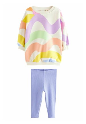 Kremna majica s kapuljačom s barvnimi valovitimi vzorci v pastelnih tonih; kombinirana s svetlo modrimi rebrastimi leggingi. Mehak, sproščen material.