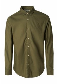 Camisa de manga larga verde oliva con cuello abotonado, que presenta una tela texturada, una fila de botones claros y un sutil logo en el pecho.