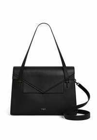 Borsa in pelle nera con un design strutturato, dotata di chiusura a patta, accenti geometrici, tracolla regolabile e logo in rilievo.