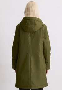 Olivgrön vadderad jacka med huva, med rak skärning, framseamsdetaljer och en slät, matt yta.