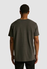 Szara krótki rękaw koszulka wykonana z miękkiego materiału, z okrągłym dekoltem i prostym wykończeniem. Prosty design bez widocznych wzorów czy akcentów.