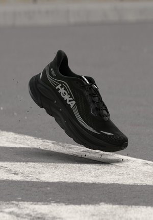 HOKA, CLIFTON 11 GTX - Обувки за бягане по асфалт - black / black