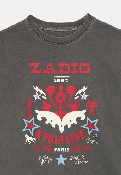 Grå bomullt-skjorte med grafisk trykk som har røde, blå og hvite stjerner, blomster og tekst som inkluderer "ZADIG & VOLTAIRE" og "1997."