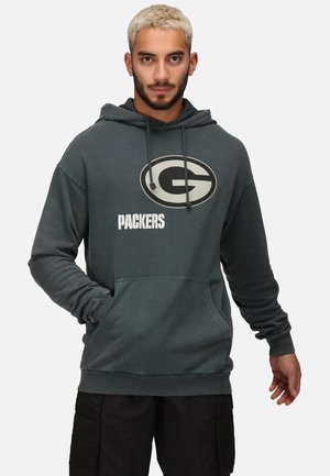 Kapuce v antracitově šedé barvě s velkým oválným logem "G" a nápisem "PACKERS". Vyrobena z měkké látky, s přední kapsou a nastavovací kapucí.
