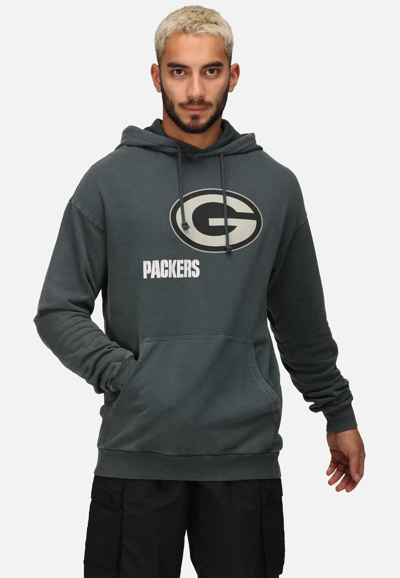 Sudadera gris carbón con un gran logotipo ovalado "G" y el texto "PACKERS". Confeccionada en una tela suave, cuenta con un bolsillo frontal y una capucha ajustable.