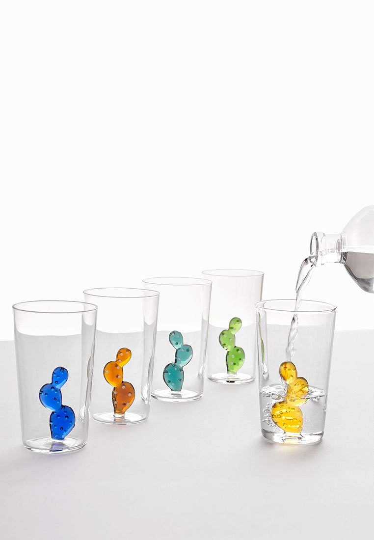 Pięć przezroczystych szklanek do napojów z kolorowymi detalami w kształcie kaktusów w środku, woda jest nalewana do szklanki po prawej stronie.