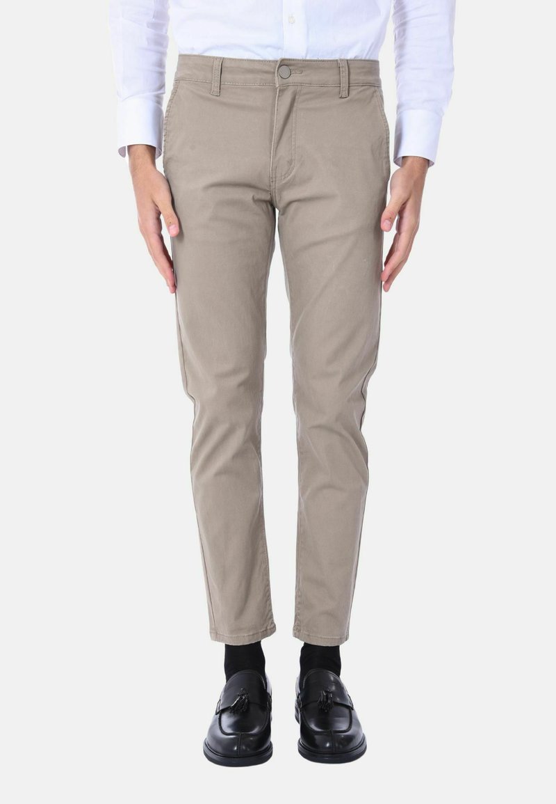Chinos beige con un taglio slim, realizzati in tessuto di cotone. Presentano una chiusura con bottone, passanti per cintura e un design a fronte piatto.