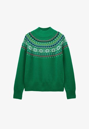 Grüner Strickpullover mit einem hohen, gerippten Kragen, geometrischen und schneeflockenartigen Mustern in Weiß, Blau und Rosa über der Brust.