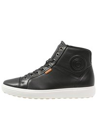 Schwarze Leder-Hochschnitt-Sneaker mit weißer Gummisohle, flachen Schnürsenkeln, metallischen Ösen und kreisförmigem Logodetail an der Seite.