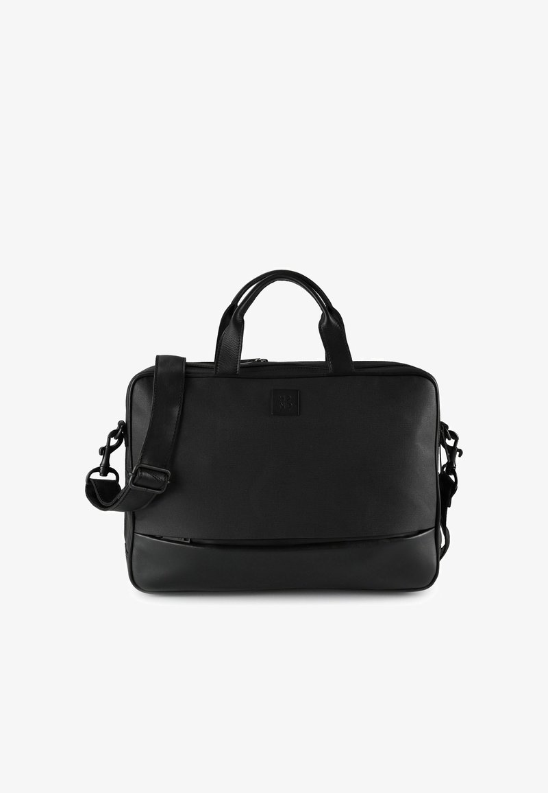 Mallette rectangulaire noire avec double poignée, bandoulière réglable, poche avant et petit patch de marque discret au centre.