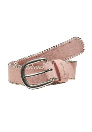 Rosa Wildledergürtel mit silberner Kugelkettchenkante und silberner Metallschnalle, aufgerollt auf weißem Hintergrund.