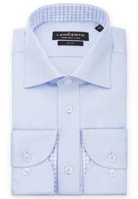 Jasnoniebieska koszula z teksturowanej tkaniny, w slim fit, z kołnierzykiem typu pointed i białymi guzikami, z kratkowanym wzorem wewnątrz kołnierzyka.