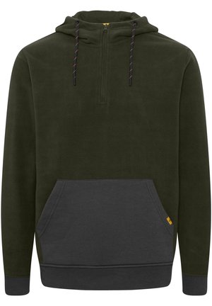 Haut en polaire vert foncé avec une demi-fermeture éclair, capuche à cordon réglable et une poche kangourou grise contrastante. Texture douce.