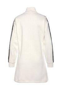 Weißes Sweatshirt mit langen Ärmeln, hohem Kragen und schwarzen Textakzenten an den Ärmeln. Weiches, strukturiertes Material; entspannter Schnitt.