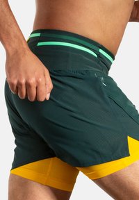 Brooks HIGH POINT 2.0 - Shorts 2 en 1 - carbo lemon chrome