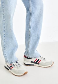 Não selecionado, white