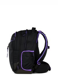 Sac à dos noir avec des accents violet, comportant de multiples poches zippées, un support dorsal rembourré et des bretelles ajustables pour le confort.