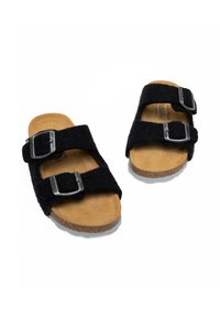 Sandali in feltro nero con due cinturini regolabili, fibbie in metallo argentato e suola in sughero beige. Superficie texturizzata per comfort e presa.