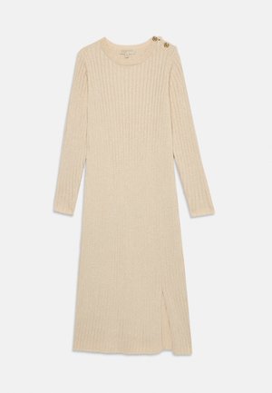 Beiges, geripptes Strickkleid mit langen Ärmeln, einem runden Halsausschnitt, Knopfakzenten an den Schultern und einem seitlichen Schlitz am Saum.