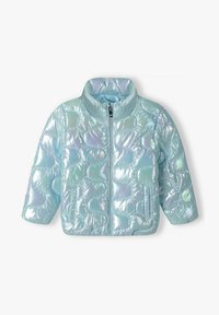 Iridescent modrá puffer bunda so zipsom vpredu, krátkymi rukávmi a prešívaným vzorom. Obsahuje vysoký golier a dve bočné vrecká.