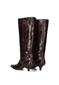 Kniehoge laarzen in bordeauxrode krokodillen-embossed lakleer met een spitse neus en een kleine hak, voorzien van een gladde, glanzende textuur.