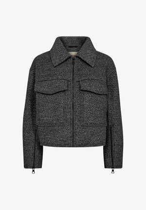 Veste texturée grise avec un col, fermeture éclair sur le devant et deux poches poitrine. Équipée de zips latéraux aux poignets pour un ajustement réglable.