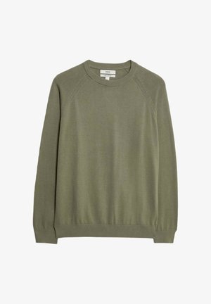 Olivegrüner Baumwollpullover mit Rundhalsausschnitt, langen Raglanärmel, gerippten Bündchen und Saum sowie einer glatten Textur. Mit einem Etikett am Hals.