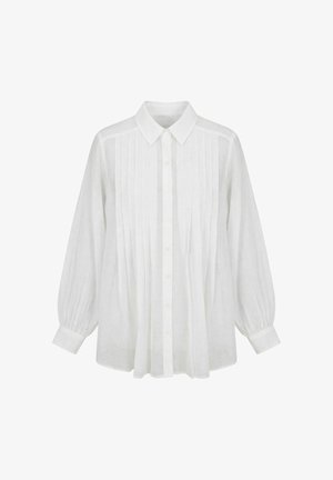 Blouse blanche à manches longues avec col, plis verticaux sur le devant, fermeture boutonnée et poignets froncés.