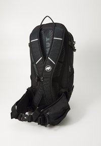 Zaino nero con pannello posteriore a rete esagonale, spallacci regolabili e tasche laterali. Include una maniglia superiore e accenti riflettenti.
