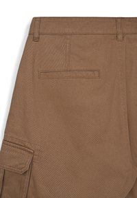 Braune Cargo-Hosen mit geradem Schnitt, robustem Stoff, seitlicher Patten-Tasche und rückseitiger Paspeltasche mit passender Naht.