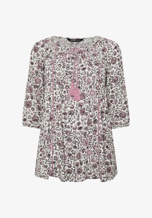 Witte blouse met roze en zwarte bloemenprint, driekwart mouwen, tasselkoordjes bij de ronde halslijn en verticale roze stikselaccenten.