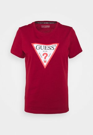 Czerwona koszulka z krótkim rękawem z białym trójkątnym logo z napisem "GUESS U.S.A." i czerwonym znakiem zapytania na środku z przodu.