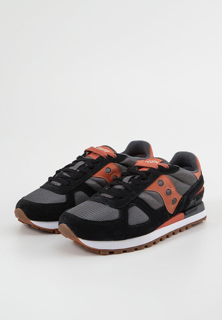 Sneaker nere e grigie realizzate in materiali scamosciati e in rete, con accenti arancioni, dettagli con logo rotondo e una suola in gomma testurizzata.