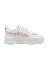 Sneaker bianchi con suola a piattaforma texturizzata. Presentano un accento rosa e arancione sul lato, lacci rotondi e un tassello sul tallone.