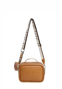Bolso cruzado de cuero marrón con un asa superior, cierre de cremallera y correa ajustable con un patrón de logotipos en blanco y negro.