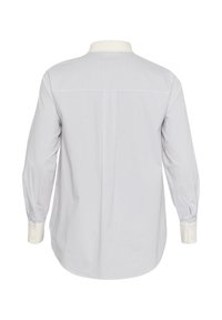 Camisa de manga larga con rayas verticales en azul claro y blanco, corte recto, cuello clásico, puños con botones y textura suave.