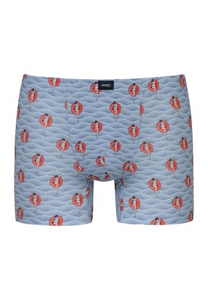 Blaue Boxershorts mit einem wiederholten Muster einer Frau im Badeanzug, die auf einem roten Rettungsring sitzt, vor welligen blauen Linien.