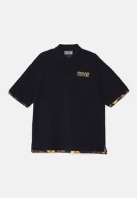 Czarny polo z kołnierzykiem, z żółtym logo "VERSACE JEANS COUTURE". Krótkie rękawy z wzorzystym wykończeniem przy mankietach i u dołu.