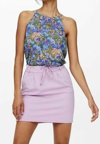 Bloemmotief, mouwloze top in blauw, paars en groen; gecombineerd met een licht lavendelkleurige mini-jurk met een trekkoord in de taille en zakken.
