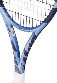 Blå tennisracket med en struktureret mat overflade, der har et trekantet rammedesign, hvide strenge og et hvidt greb. Bemærkelsesværdige røde accenter er til stede.