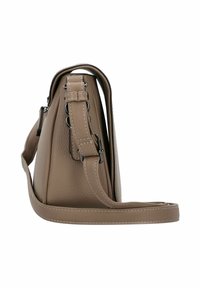Braune Lederhandtasche mit strukturierter Oberfläche, kompaktem Format, verstellbarem Trageriemen und silbernen Hardware-Akzenten. Sichtbares, einzelnes Reißverschlussfach.