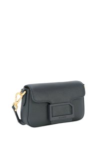 Borsa a tracolla in pelle nera texture con chiusura a flap, dettagli in oro e un prominente accento rettangolare con il nome del marchio.