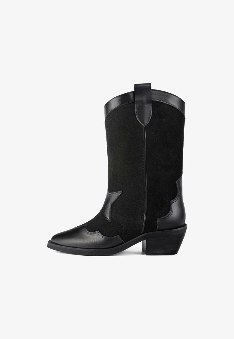 Czarne kowbojskie buty z gładkim skórzanym noskiem i piętą, filcowym cholewką z detalem w kształcie gwiazdy oraz niską blokową piętą.