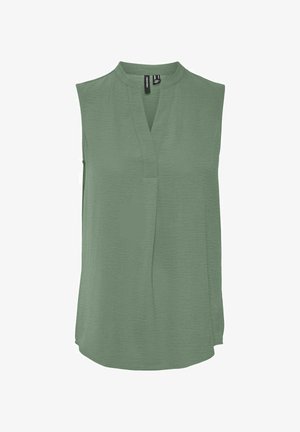 Top brez rokavov v umirjeni zeleni barvi, z V-izrezom, mehko teksturirano blago in rahlo zaobljenim robom za sproščen fit.