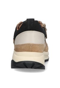 Tan en zwarte sneaker met een bovenwerk van suede en leer, rubberen zool en een opvallende hielpaneel. Kenmerkt zich door getextureerde accenten en een vetersysteem.