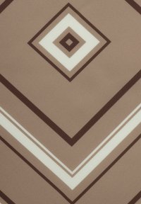 Geometrisch gemusterter Stoff mit übereinanderliegenden Rauten in Braun, Weiß und Beige, mit glatter Oberfläche und scharfen Linien.