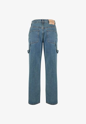 Niebieskie dżinsy o prostych nogawkach, z pięcioma kieszeniami, widocznymi przeszyciami i regulowanymi paskami po bokach. Prosta naszywka z logo na pasku.