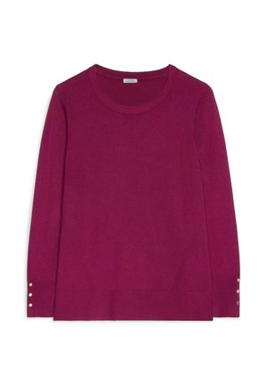 Maglione a maniche lunghe, di magenta, fatto a maglia con scollatura tonda e tre piccoli bottoni dorati su ciascun polsino, steso su uno sfondo bianco.