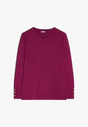 Maglione a maniche lunghe, di magenta, fatto a maglia con scollatura tonda e tre piccoli bottoni dorati su ciascun polsino, steso su uno sfondo bianco.